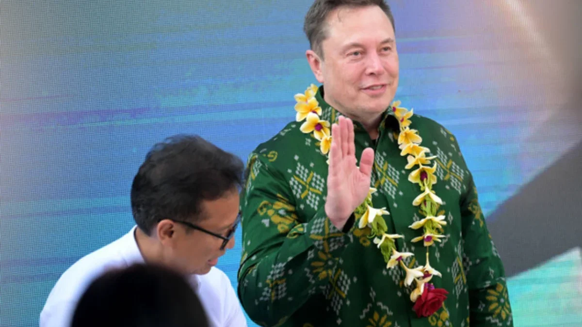 Terungkap Alasan Elon Musk Ikut Perhelatan World Water Forum di Bali Elon Musk melambaikan tangan setelah menandatangani dokumen sebelum meresmikan unit satelit Starlink di pusat