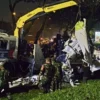 3 Korban: Pilot, Co Pilot dan Mekanik, Puing Pesawat Tecnam P2006T Diangkut 2 Kendaraan Berat Petugas dari TNI/Polri saat melakukan proses evakuasi terhadap badan pesawat ringan registrasi PK-IFP yang men