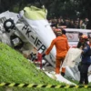 KNKT Investigasi dari Puing Pesawat hingga Komunikasi dengan Pengawas, Tidak Ada Black Box Sejumlah petugas gabungan mengevakuasi pesawat latih Cessna 2006 dengan nomor registrasi PK-IFP milik Indonesi
