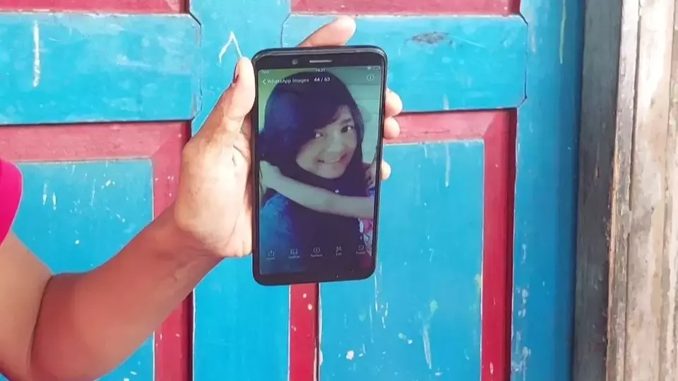 Simak Fenomena Femisida, Pembunuhan terhadap Perempuan Didorong Kebencian dan Dendam Marliyana menunjukkan foto adiknya Vina yang menjadi korban perkosaan dan pembunuhan di Cirebon pada 2016.