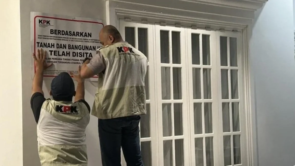 KPK: Ada Pihak Diduga Sengaja Menutupi Tanda Pasang Sita di Rumah SYL Penyidik Komisi Pemberantasan Korupsi (KPK) menempelkan pengumuman penyitaan di tembok rumah terdakwa Muhammad