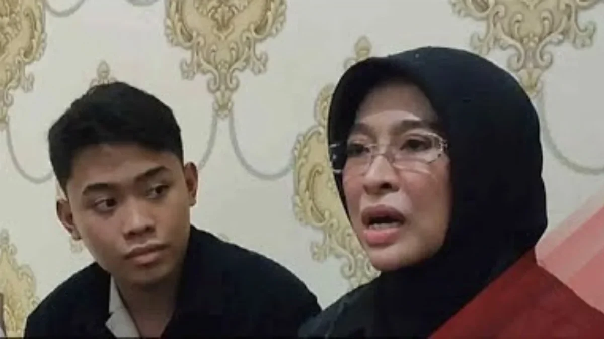 Dituding Terlibat Kasus Vina, Mantan Wakil Bupati Cirebon: Ramadhani Purwadisastra Masih Usia 11 Tahun Mantan Wakil Bupati Cirebon Wahyu Tjiptaningsih bersama anaknya memberikan keterangan pers, Kamis 23 Mei 2024.