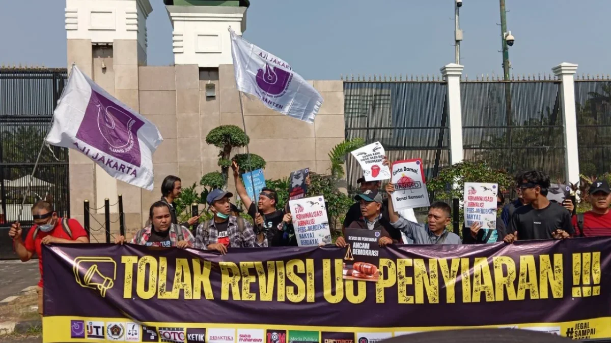 Jurnalis Gelar Aksi Unjuk Rasa Tolak Revisi UU Penyiaran, Skenario Besar Lemahkan Demokrasi Demo RUU Penyiaran di DPR RI, Senayan, Jakarta, Senin (27/5/2024).