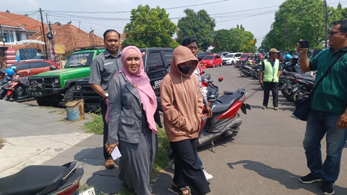 Penuhi Panggilan Polda Jabar, Adik Kandung Pegi Setiawan Datangi Mapolres Cirebon Kota Lusiana saat mendatangi Polres Cirebon Kota