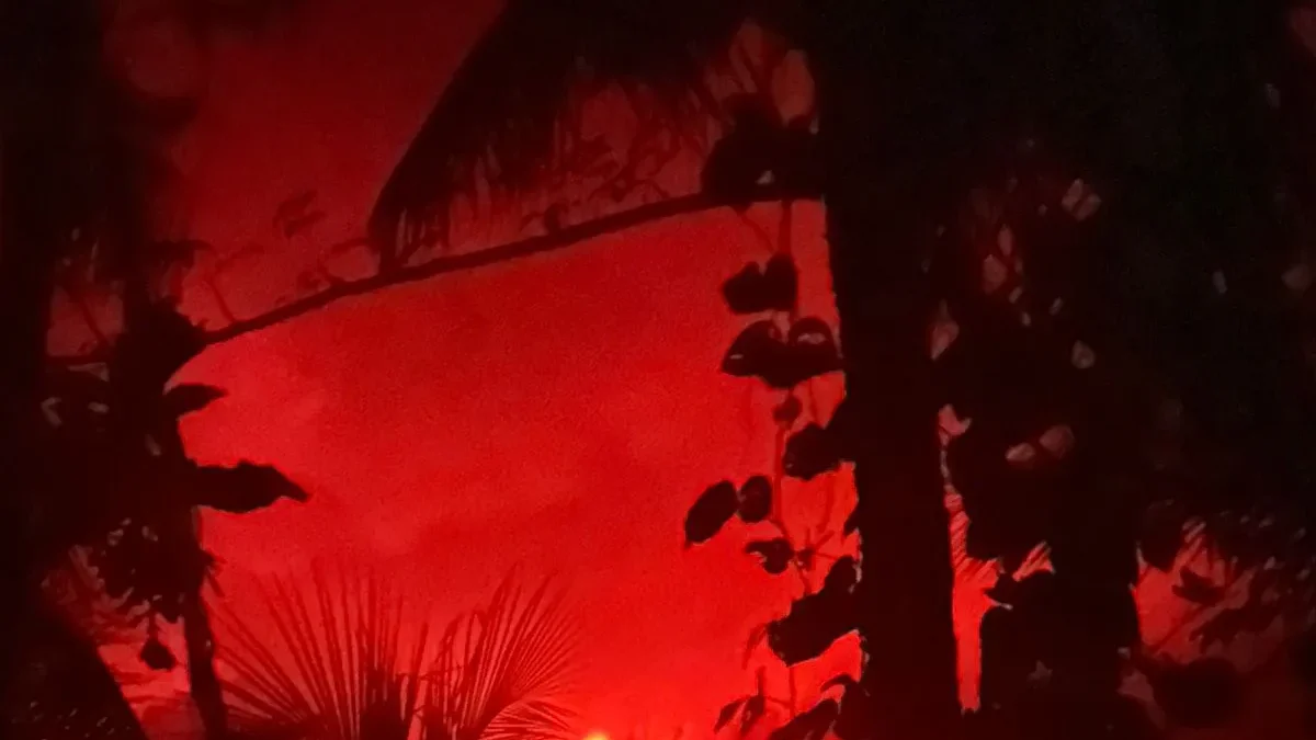 Gunung Ruang Alami 3 Kali Erupsi dengan Tinggi 800-1.500 Meter Sepanjang Siang hingga Sore Gunung Ruang erupsi subuh tadi. Letusannya disebut lebih besar dari letusan 17 April 2024 lalu. ANTARA/Foto di