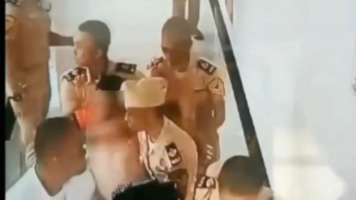 Gelar Perkara Kasus Kematian Taruna STIP Marunda, Tersangka Bertambah Jadi 4 Orang Tangkapan layar CCTV yang menunjukkan detik-detik Taruna STIP Jakarta Putu Satria Ananta Rustika (29) dibopong