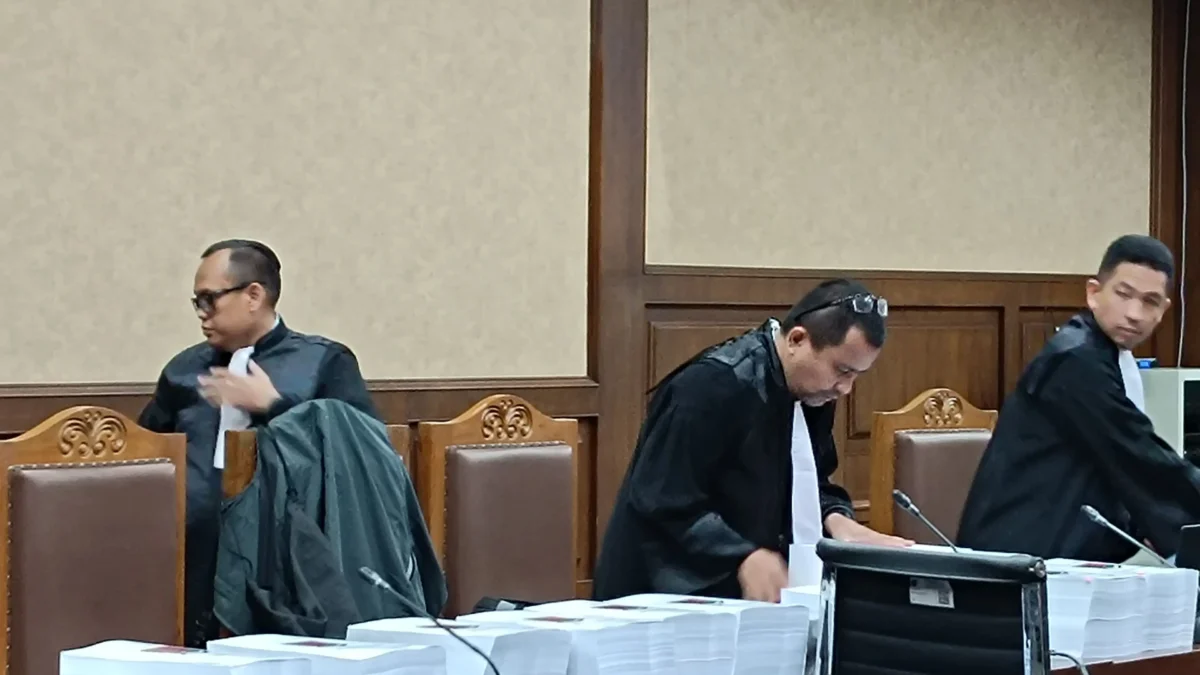 Surat Tuntutan Syahrul Yasin Limpo Setebal 1.576 Halaman, Jaksa Bilang Begini Jaksa KPK nampak merapihkan dokumen surat tuntutan terdakwa mantan Menteri Pertanian Syahrul Yasin Limpo (SYL)