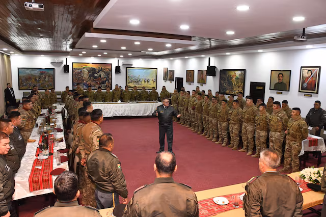 Upaya Kudeta Bolivia Gagal Usai Serangan Militer ke Istana Presiden Juan Jose Zuniga, Komandan Angkatan Darat Bolivia, berbicara di La Paz, Bolivia, dalam gambar selebaran yang d