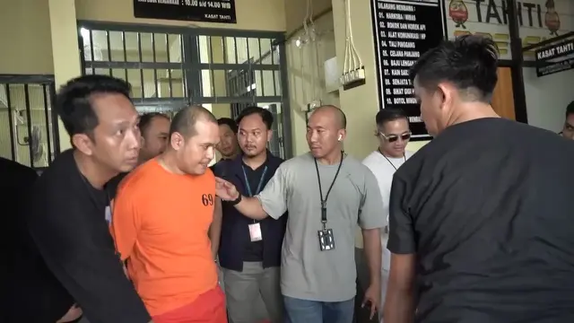 Penangkapan Chaowalit Thongduang Buron Nomor Satu Thailand Pintu Masuk Ringkus Fredy Pratama Polri berhasil menangkap buronan nomor satu Thailand bernama Chaowalit Thongduang. Pimpinan gangster Thailand