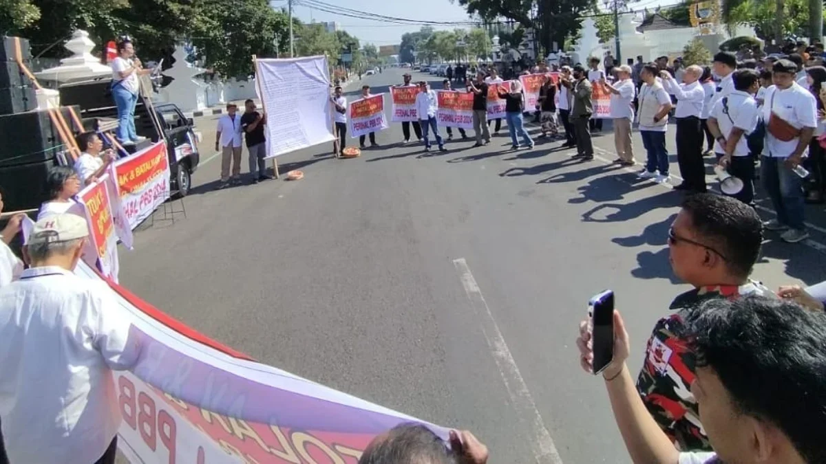 Aksi Masyarakat Kota Cirebon Tolak Kenaikan PBB, Batalkan SK Pj Wali Kota Cirebon Ratusan masyarakat Kota Cirebon kembali menggelar aksi unjuk rasa di depan Balai Kota, Jalan Siliwangi, Kota C