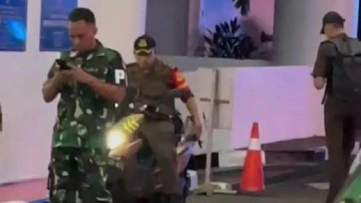 Terbang Liar di Pembangunan Kontruksi Jampidsus, Siapa Pemilik Drone yang Ditembak Jatuh Tim Kamdal Kejagung? Petugas pengamanan Kejaksaan Agung membawa drone yang sudah ditembak jatuh di depan Gedung Kartika, Rabu (5/6/