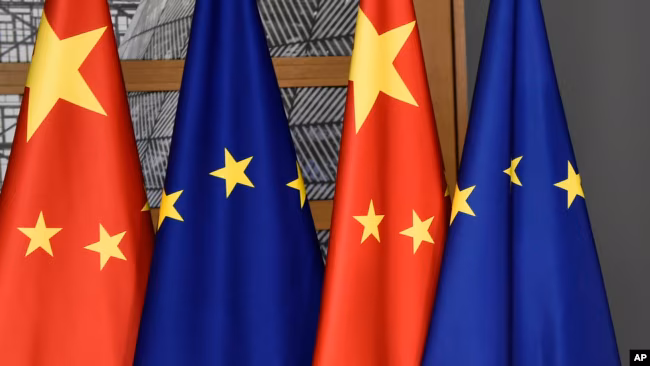 Bendera Uni Eropa dan China terlihat di salah satu gedung di Brussels. China mengatakan kebijakan ekspor Uni E