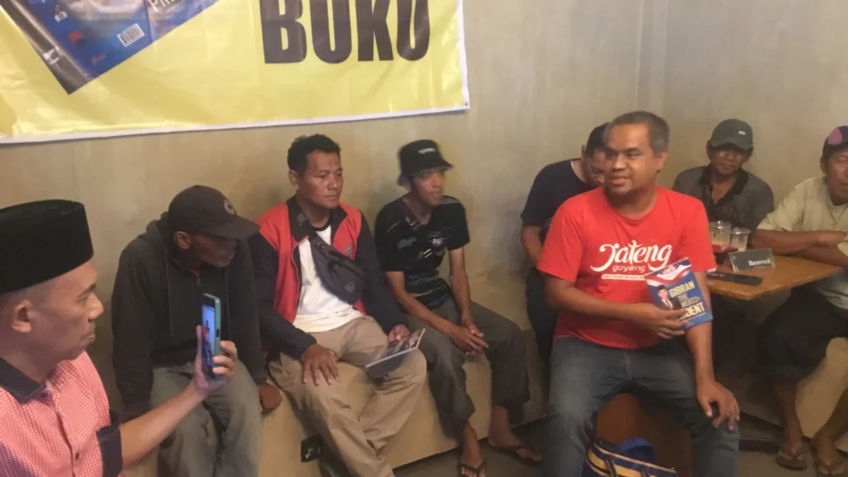 Gibran The Next President, Relawan Ganjar Pranowo: Monggo Saja, Harus Rela Jadi Narapidana Politik Penulis Gibran The Next President Ahmad Bahar bersama Ketua Relawan Ganjar Pranowo (RGP2024) Heru Subagia di A