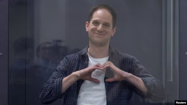 Reporter Wall Street Journal Evan Gershkovich, yang ditahan atas tuduhan spionase, membuat gerakan berbentuk h