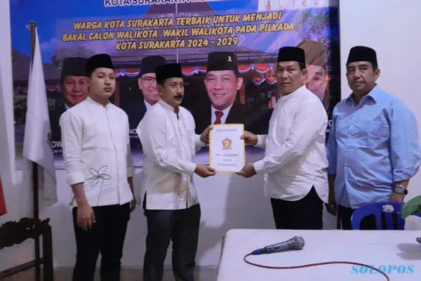 Kader Partai Amanat Nasional Heru CN Maju Bakal Cawawali Solo: Saya Harus Pulang Kampung Kader Partai Amanat Nasional (PAN), Heru Cipto Nugroho (CN) (kedua dari kiri) saat menyerahkan formulir pendaf