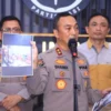 Polri Jawab Pengakuan Saka Tatal Soal Intimidasi, Buka Dokumentasi Foto Saat Penyidikan Tahun 2016 Kadiv Humas Polri Irjen Sandi Nugroho menunjukkan ke publik dokumentasi berupa foto momen terpidana pembunuhan