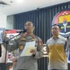 Polri Ungkap Mantan Terpidana Kasus Vina-Eky Cirebon Saka Tatal Kerap Berbohong Saat Diperiksa Tahun 2016 Kadiv Humas Polri Irjen Sandi Nugroho menunjukkan foto pemeriksaan Saka Tatal terkait kasus Vina Cirebon pada