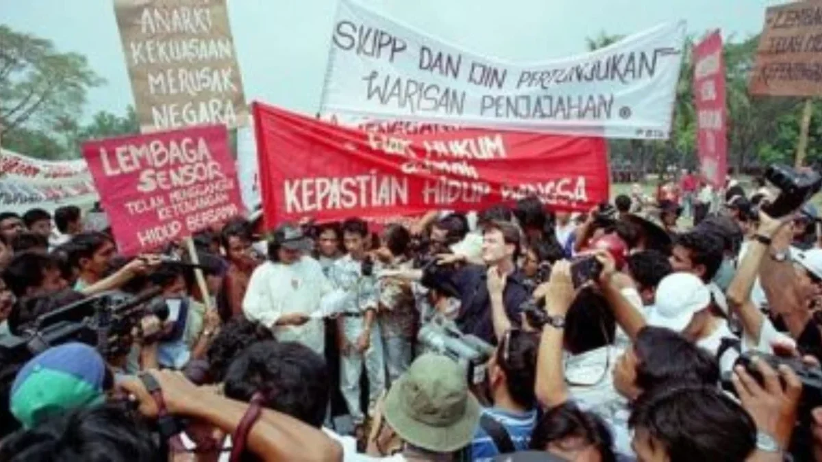 30 Tahun Lalu, Hari Ini 3 Media Diberedel Pak Harto Penyair WS Rendra membaca puisi saat protes pembredelan TEMPO EDITOR dan DETIK di depan Departemen Penerangan