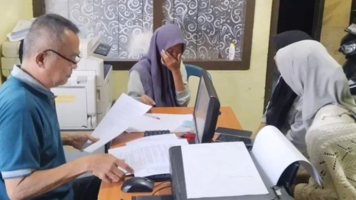 3 Remaja Putri Cianjur Gagalkan Aksi Polisi Gadungan Bawa Kabur Ponsel Kejar-kejaran Sejauh 12 Kilometer Tiga remaja putri warga Kecamatan Sukaluyu, Cianjur, Jawa Barat, mengagalkan aksi polisi gadungan yang merampa