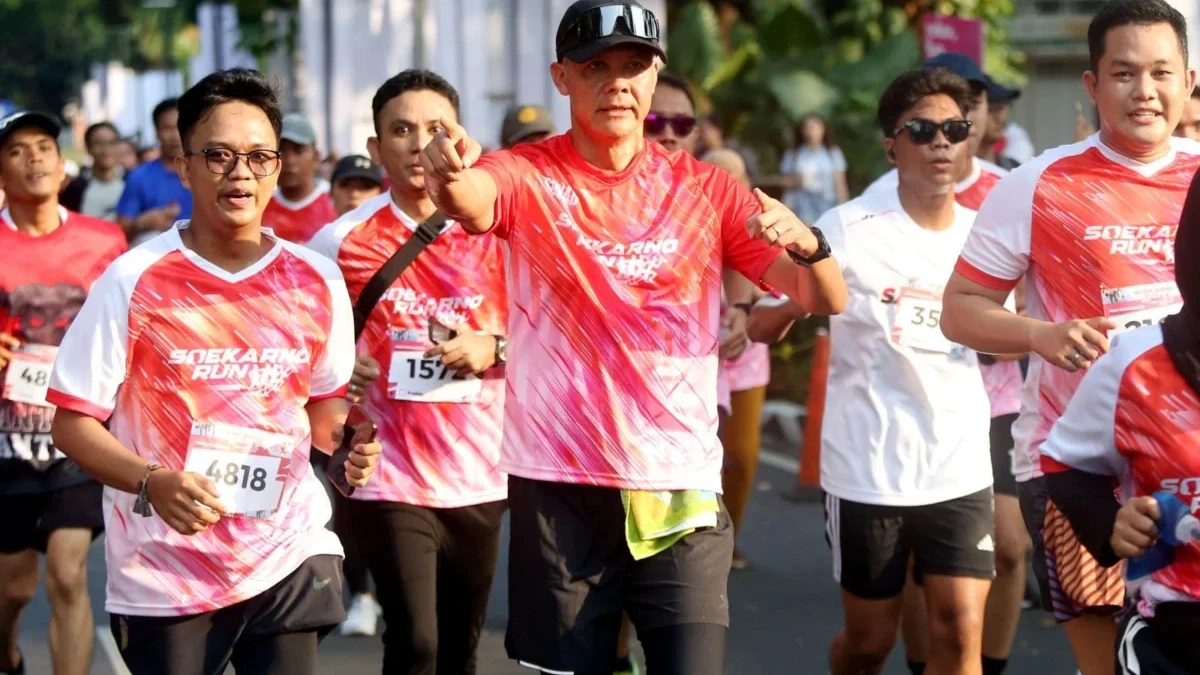 Ganjar Pranowo Ajak Generasi Muda Belajar dari Soekarno: Tidak Pernah Bicara Kepentingan Pribadi atau Keluarga Calon presiden 2024 yang juga merupakan kader PDIP Ganjar Pranowo turut berpartisipasi lari dalam acara Soekar