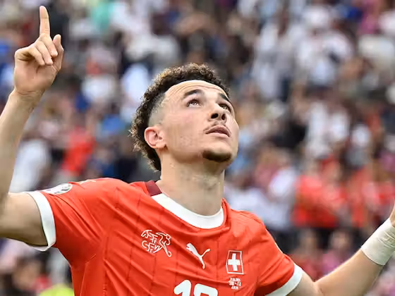Selebrasi Ruben Vargas setelah mencetak gol kedua untuk Timnas Swiss ke gawang Italia dalam pertandingan baba