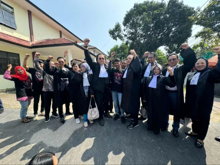 Ada 8-9 Saksi Diajukan Tim Kuasa Hukum Saka Tatal, dari Susno Duadji hingga Oegroseno Saka Tatal bersama Tim Kuasa Hukumnya di Pengadilan Negeri Cirebon, Rabu (24/7)