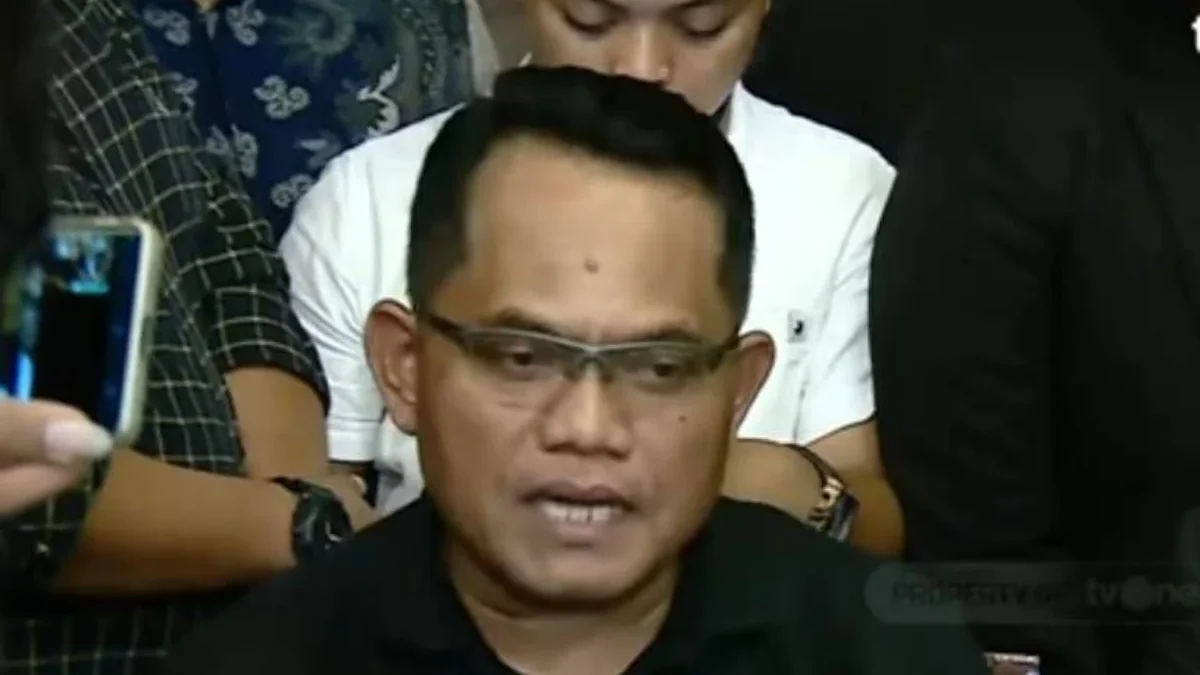 Satres Narkoba Amankan Pelaku, Iptu Rudiana: Saya adalah Orang Tua Korban, Menjaga Hak Hidup Anak Saya Iptu Rudiana, ayah kandung dari Muhammad Rizky atau Eky, tiba-tiba muncul saat Hotman Paris hendak melakukan k