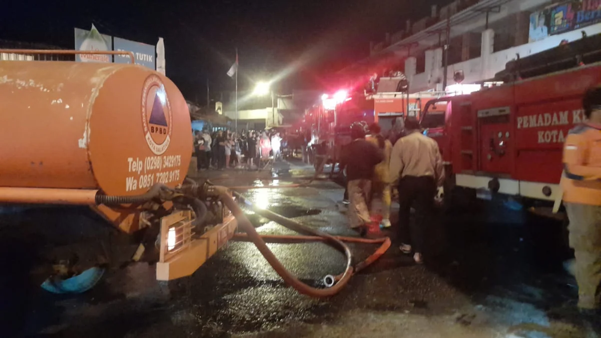 Kebakaran Kompleks Pertokoan Eks Hasil Pasar Raya 1 Salatiga Diduga Korsleting, 4 Kios di Blok A24-A27 Ludes Tim Damkar Pemkot Salatiga saat melakukan pemadaman api di kios Kelontong Pasaraya 1 Salatiga, Sabtu (27/7) (F