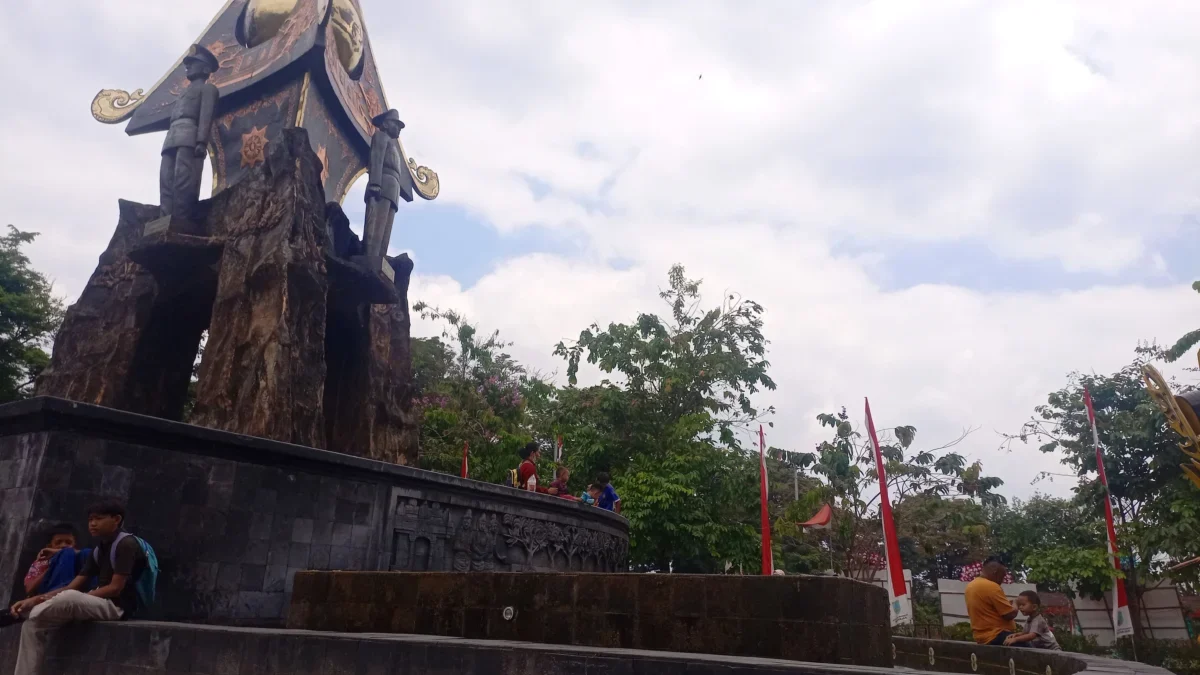 Tidak Banyak Tahu, Ada 3 Pahlawan Asal Salatiga Berdiri di Lapangan Pancasila Monumen Pahlawan Nasional asal Salatiga di Alun-alun Pancasila Kota Salatiga.