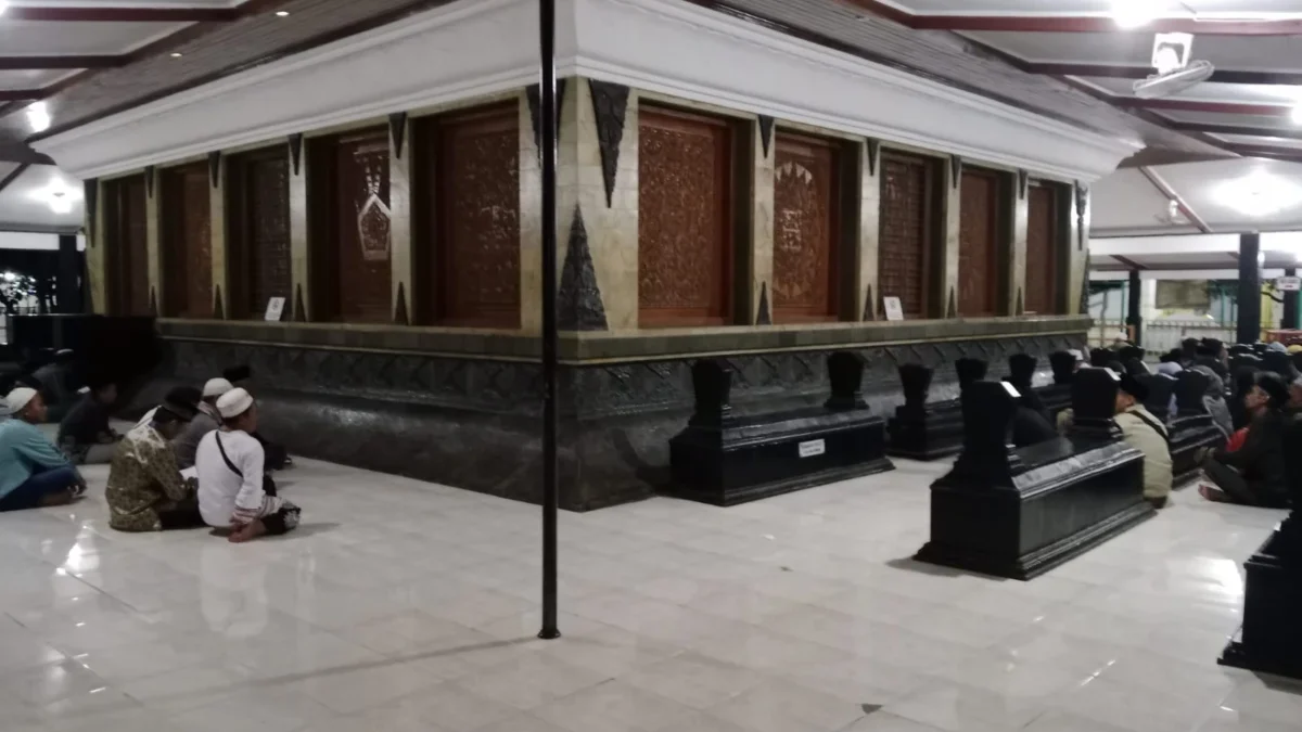 Makam Sunan Kalijaga Ternyata Ada Dua Versi, Kenapa? Peziarah di Makam Sunan Kalijaga di Desa Kadilangu, Kecamatan Demak, Kabupaten Demak