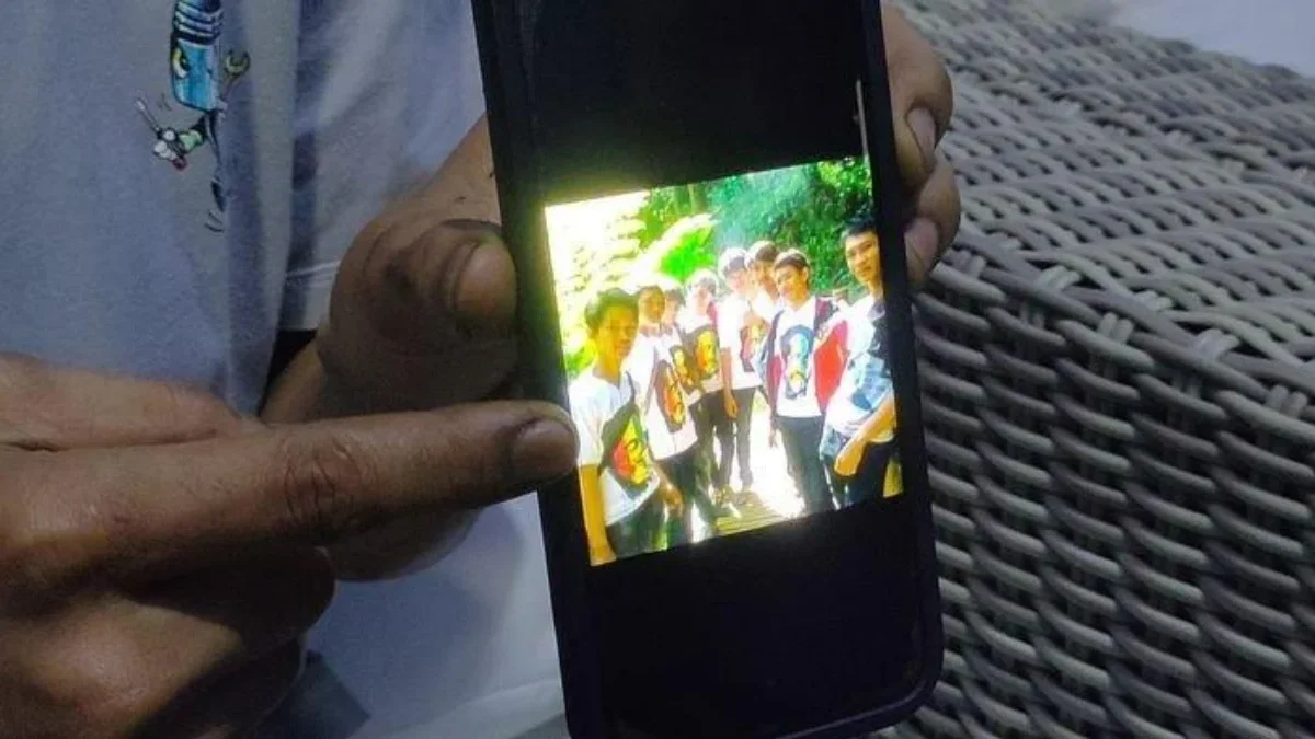 Kasus Pembunuhan Vina-Eky Cirebon 2016: Foto Lawas Ungkap Kahfi Anak RT Pasren Diduga Bohong Foto-foto lama yang baru ditemukan menjadi bukti kuat hubungan dekat mereka sejak kecil. Irpan Setiawan (28),