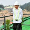 Presiden Joko Widodo saat meninjau proyek jalan tol IKN (1/11/2023) - Foto: BPMI Setpres. (*)