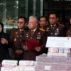 Berikut Daftar Aset Para Tersangka Korupsi Penambangan Timah Ilegal di Bangka Belitung yang Disita Kejagung Kepala Pusat Penerangan Hukum Kejaksaan Agung Harli Siregar menunjukkan barang bukti korupsi timah.