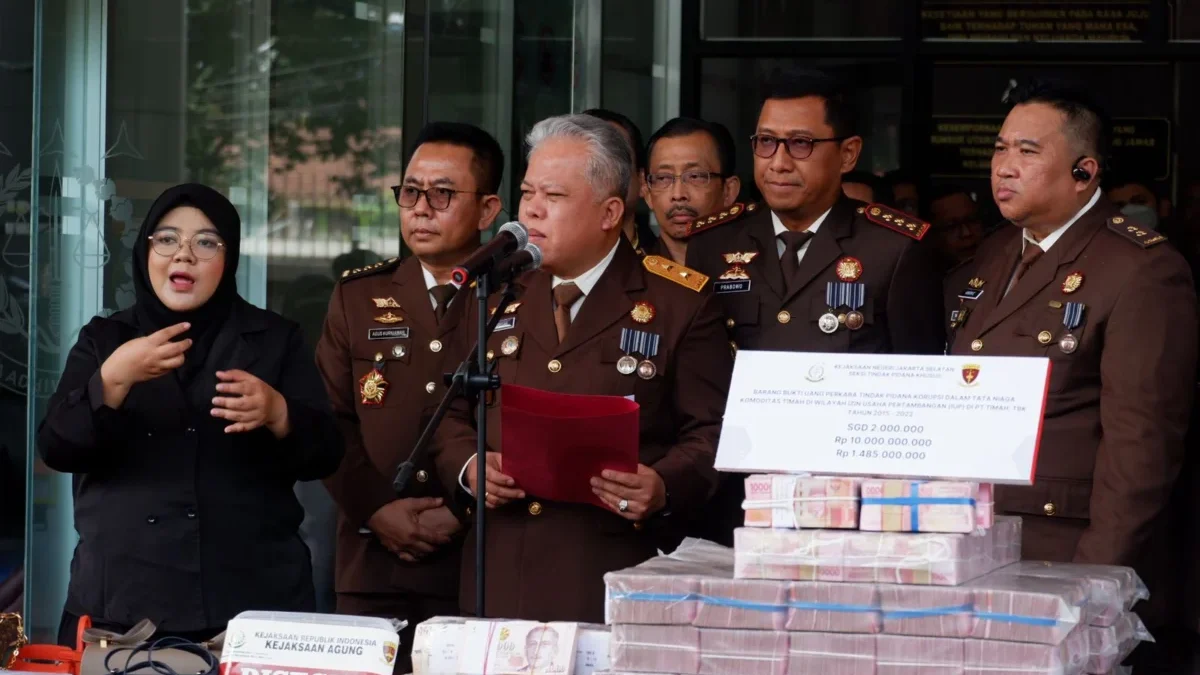 Berikut Daftar Aset Para Tersangka Korupsi Penambangan Timah Ilegal di Bangka Belitung yang Disita Kejagung Kepala Pusat Penerangan Hukum Kejaksaan Agung Harli Siregar menunjukkan barang bukti korupsi timah.