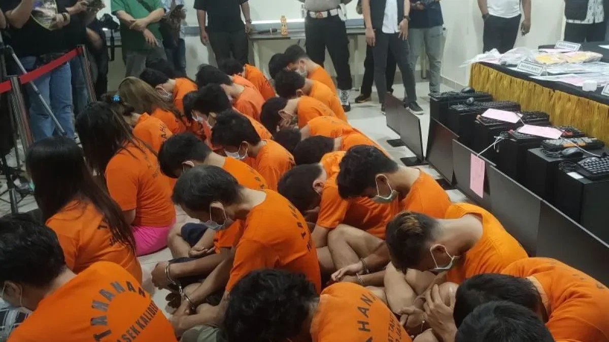 Sebanyak 29 pelaku judi online yang ditangkap polisi ditunjukan dalam jumpa pers di Polres Metro Jakarta Barat