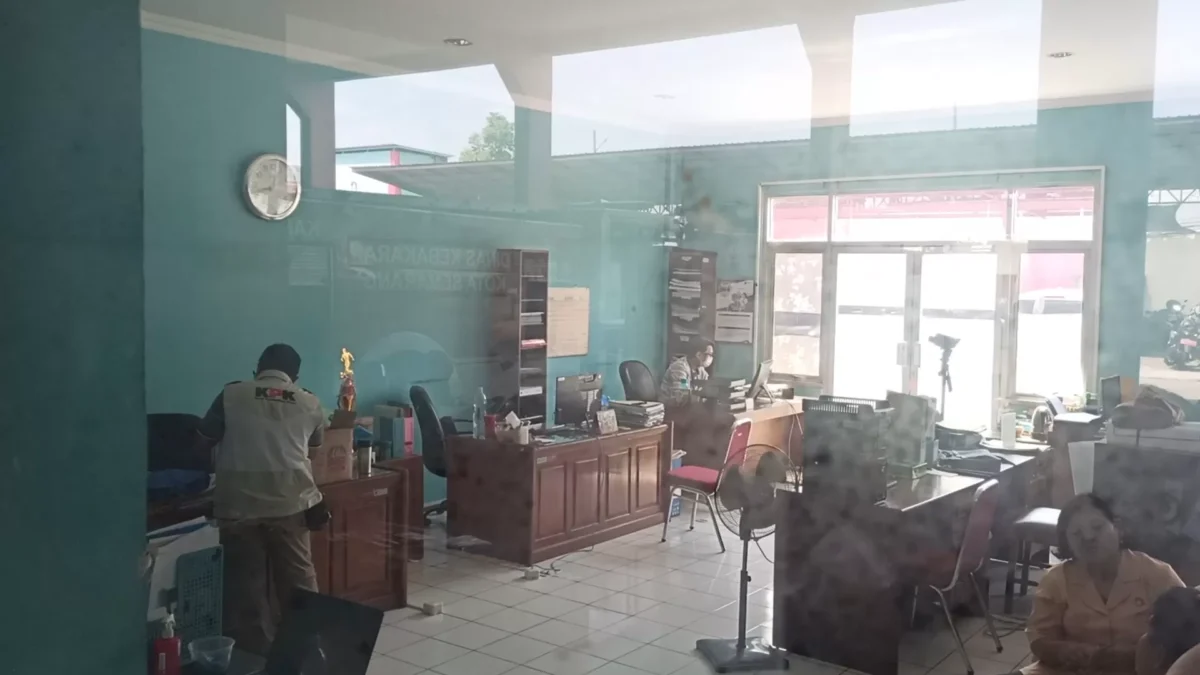 KPK Ada di Lingkungan Pemkot Semarang Usut Korupsi Terkait Perubahan APBD Penyidik KPK saat menggeledah ruangan Kantor Dinas Damkar Kota Semarang, Jawa Tengah (*)