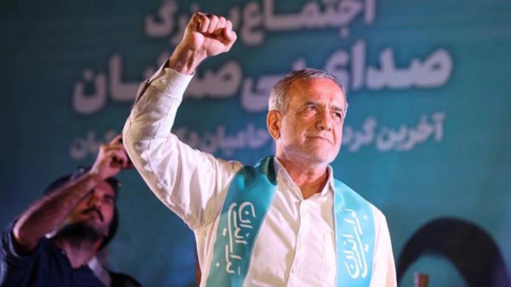 Masoud Pezeshkian Anggota Parlemen Reformis Veteran Terpilih Jadi Presiden Iran Pendukung Pezeshkian, seorang ahli bedah jantung dan anggota parlemen lama, turun ke jalan di Teheran dan kota