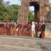 Pemandangan Unik di Hari Jadi ke-1274 Kota Salatiga, Forkopimda Kenakan Busana Nasional di Tugu Tiga Pahlawan Seluruh Forkopimda Salatiga Beserta Para Istri Saat Foto Bersama Dibawa Tugu Tiga Pahlawan Alun-Alun Pancasila