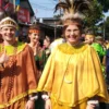 Bule Sidomukti Jadi Peserta Kirab Budaya Hari Jadi ke-1274 Kota Salatiga Terlihat peserta kirab dari Kecamatan Sidomukti tampak warga asing turut menjadi peserta kirab budaya Hari Ula