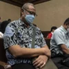 Sidang Perdana Kasus Dugaan Korupsi Timah di Pengadilan Tipikor: 3 Terdakwa Negara Rugi Rp300 Triliun Dua terdakwa kasus dugaan korupsi pengelolaan tata niaga komoditas timah Suranto Wibowo (kiri) dan Amir Syahba