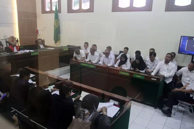 4 Serangan Polda Jawa Barat ke Kubu Pegi Setiawan di Sidang Praperadilan Pengadilan Negeri Bandung Suasana sidang praperadilan pembunuhan Vina-Eky Cirebon dengan tersangka Pegi Setiawan di PN Bandung, (2/7).