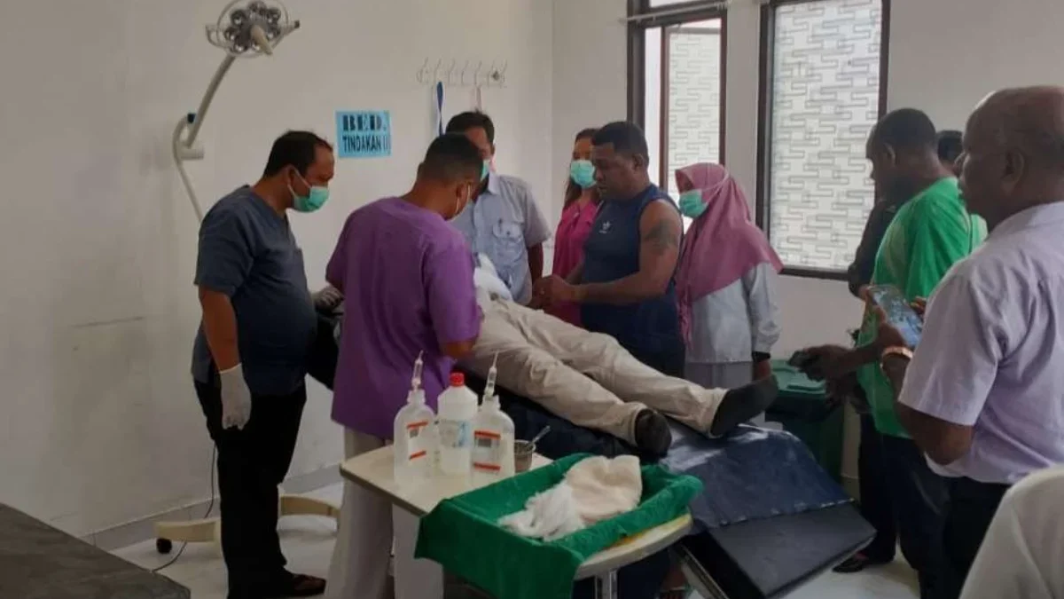 Pembela HAM di Manokwari Ditembak OTK, Belum Diketahui Pasti Arah dan Ciri Pelaku Penembakan Pengacara senior yang juga pembela HAM di Manokwari, Yan Christian Warinussy saat mendapat penanganan medis di