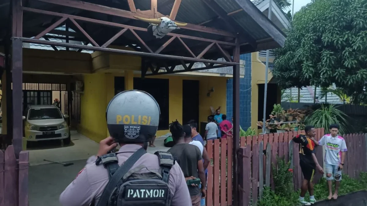 Ajudan Wakapolres Sorong Gantung Diri di Rumah Dinas Atasannya, Polisi Dalami Kematiannya Suasana saat kepolisian mendatangi lokasi bunuh diri Brigadir Dua RRN di rumah dinas Wakil Kepala Polres Soron