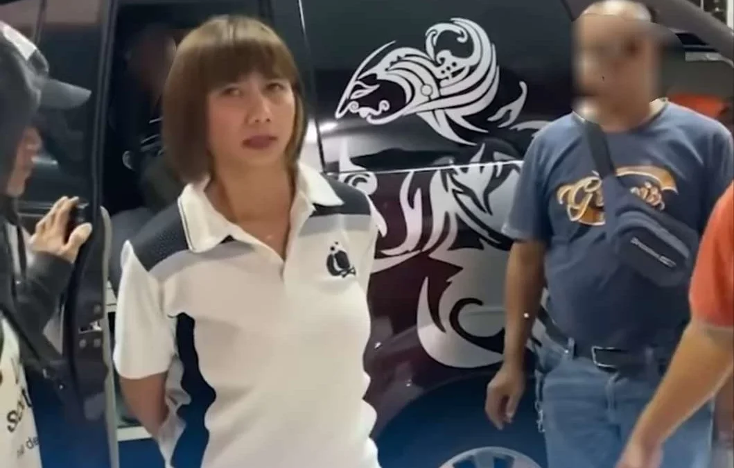 Mantan Polwan Kembali Viral, Yuni Utami Dibawa Tim Dinsos ke Rumah Sakit Jiwa Solo: Sering Teriak Tidak Jelas Yuni Utami, mantan Polwan viral, meresahkan warga sekitar kos hingga dievakuasi Dinas Sosial ke Rumah Sakit Ji