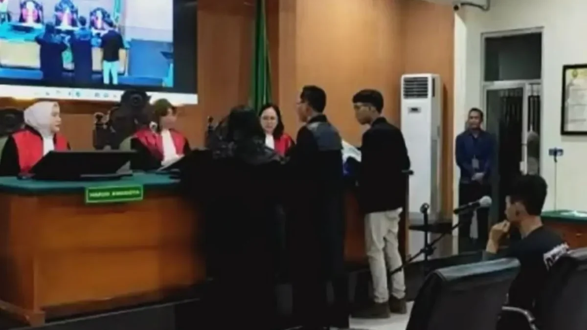 Sidang Peninjauan Kembali Saka Tatal Berikan Kesimpulan Mengejutkan: Kematian Vina-Eky Akibat Kecelakaan Kuasa Hukum Saka Tatal sedang menyerahkan berkas-berkas yang diminta oleh Majelis Hakim