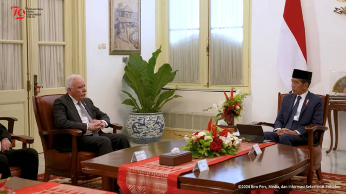 Riyad al-Maliki, Utusan Khusus dan Penasihat Mahmoud Abbas Yakin Prabowo Tetap Dukung Palestina Utusan khusus Presiden Palestina Riyad Al-Maliki berbincang dengan Presiden Joko Widodo saat menyerahkan Grand