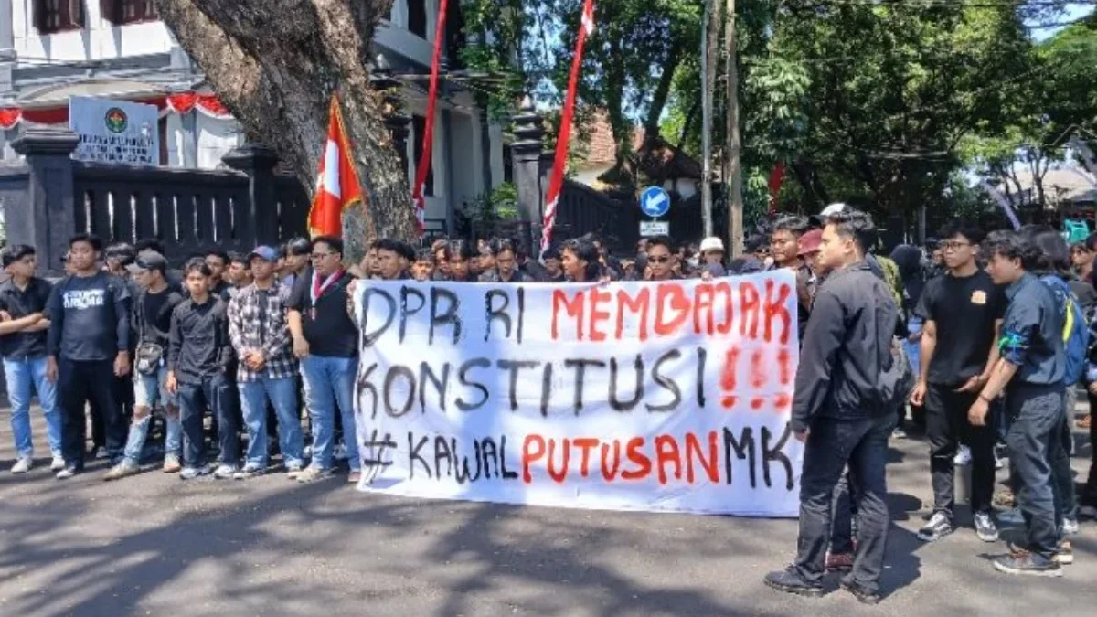 Serangkaian Fakta Aksi Kawal Putusan Mahkamah Konstitusi Aksi unjuk rasa di depan DPRD Kota Malang. (Deny/Mvoice)