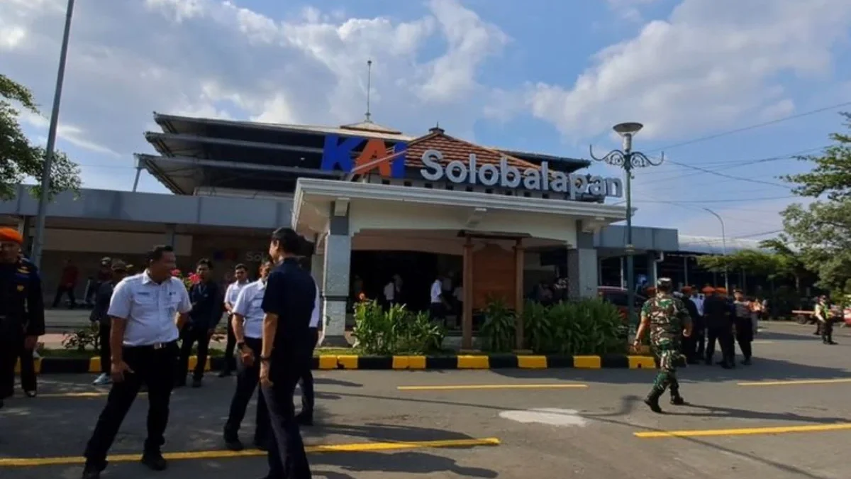 Densus 88 Bantah Kabar Rencana Bom Bunuh Diri Terduga Teroris di KA Gajayana Tim Detasemen Khusus (Densus) 88/Antiteror Polri menangkap terduga teroris di Stasiun Solo Balapan.