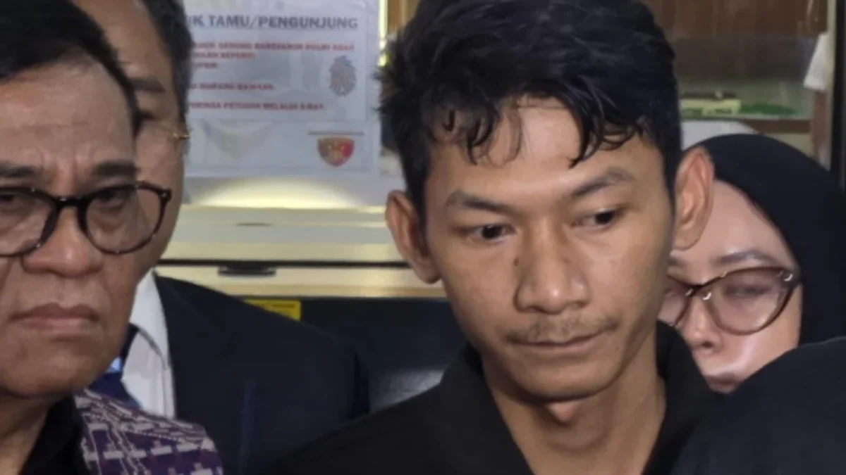 Saka Tatal Diperiksa Bareskrim, dari Koper Berisi Berkas Tahun 2016 hingga 32 Pertanyaan Penyidik Saka Tatal tiba di Bareskrim Polri, Jakarta Selatan pada Selasa siang (13/8)/Ist