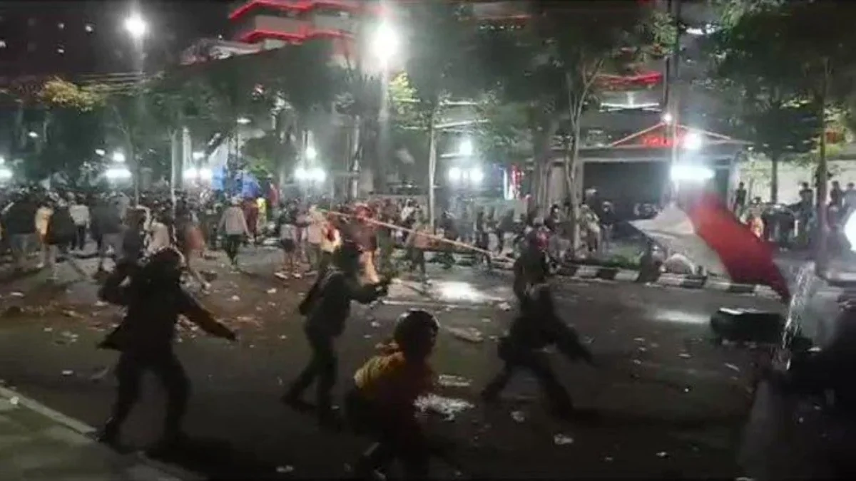 Kapolrestabes Semarang: Sayangkan Oknum SMK Terlibat Demo yang Berujung Ricuh, Begini Kata Komnas HAM Kericuhan demo Semarang semakin memanas dengan kehadiran orang berseragam SMK/STM. Benarkah mereka pelajar, at